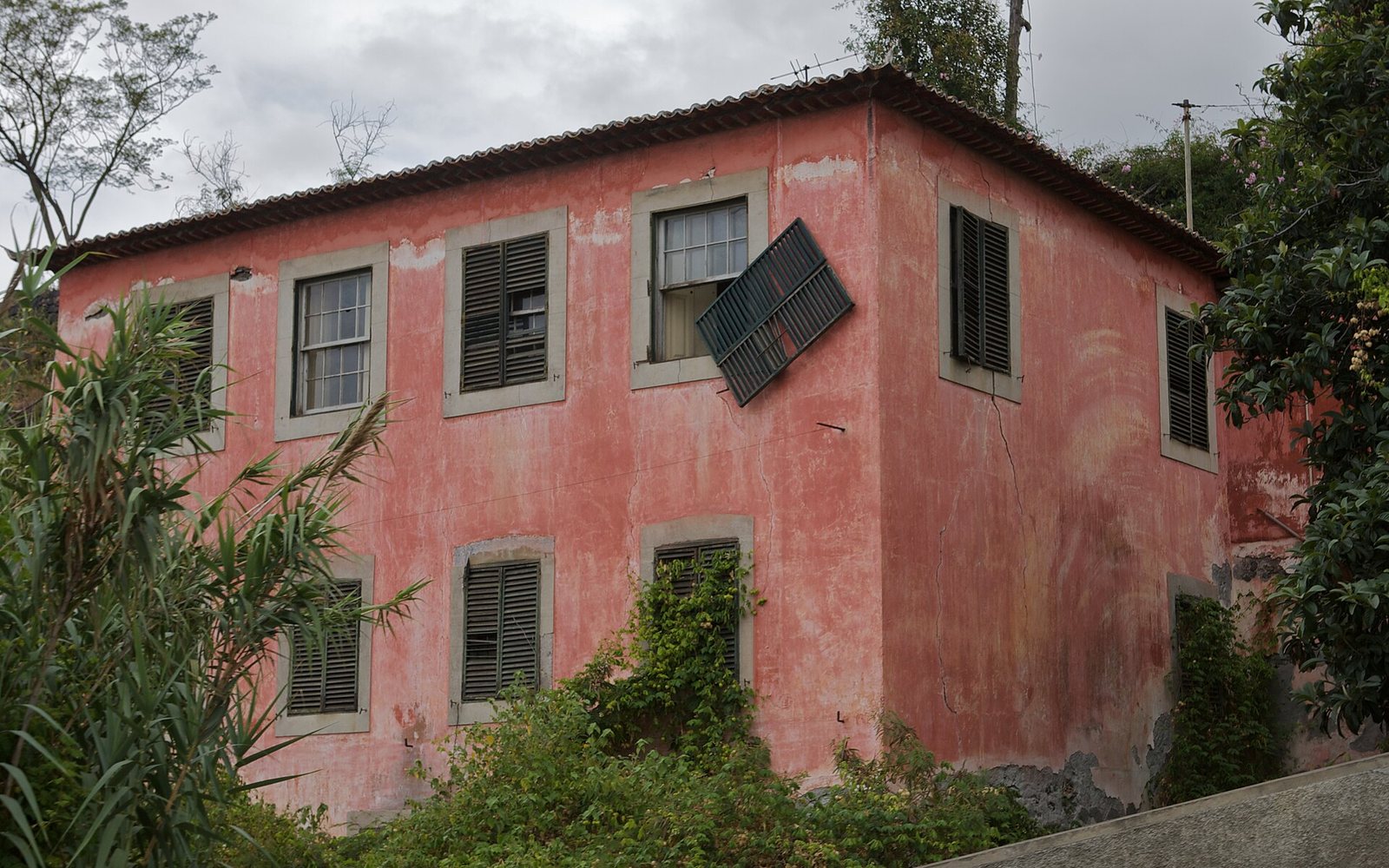 Cracks in walls and slabs: when they are a warning sign